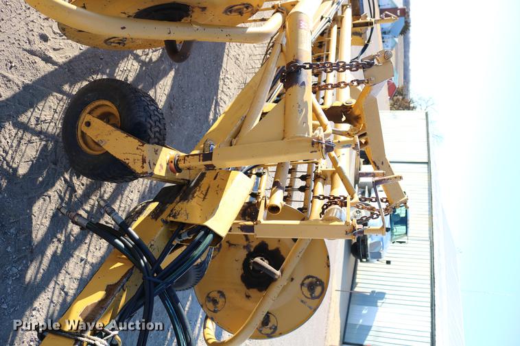 image for item EW9008 1995 Vermeer R23 hay rake