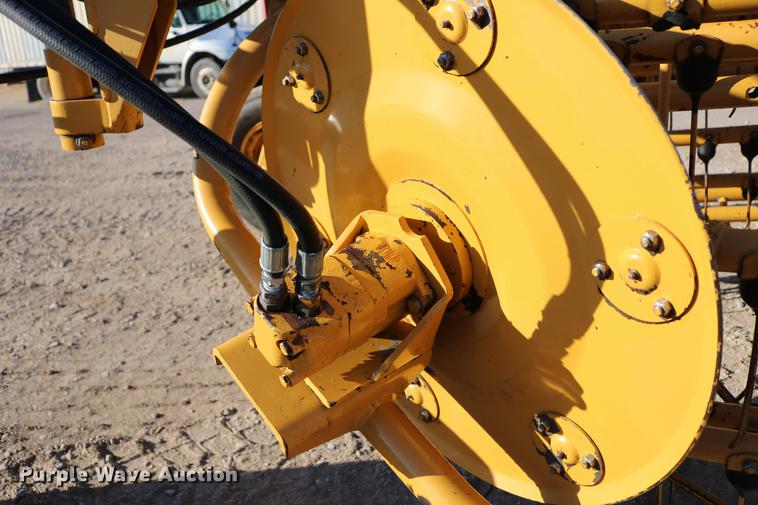 image for item EW9008 1995 Vermeer R23 hay rake