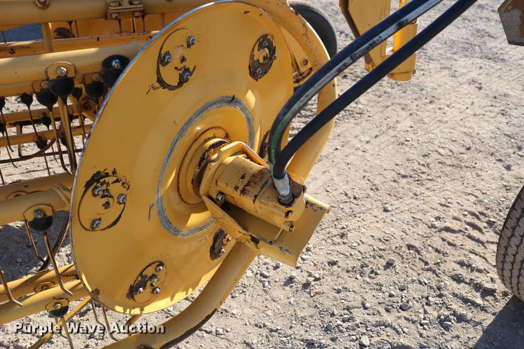 image for item EW9008 1995 Vermeer R23 hay rake