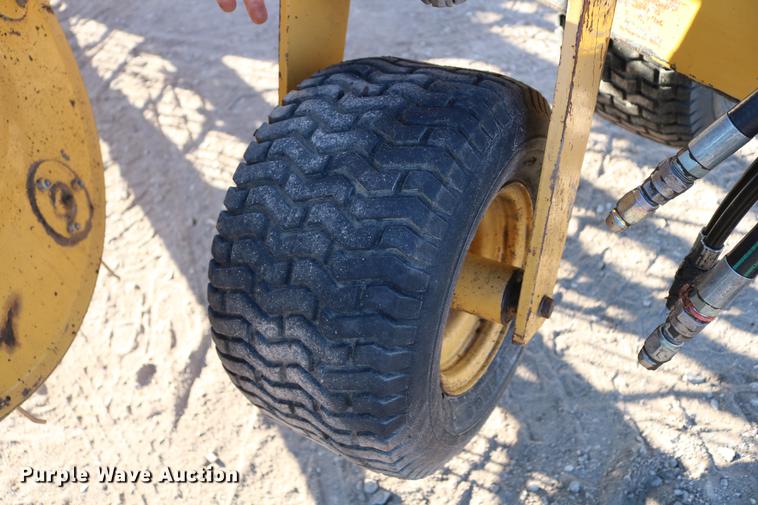 image for item EW9008 1995 Vermeer R23 hay rake