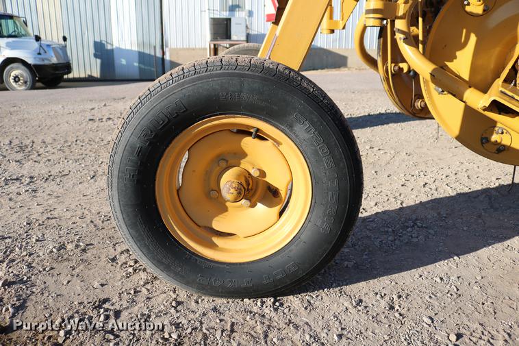 image for item EW9008 1995 Vermeer R23 hay rake