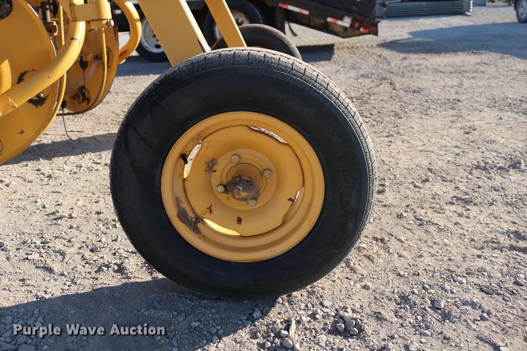 image for item EW9008 1995 Vermeer R23 hay rake