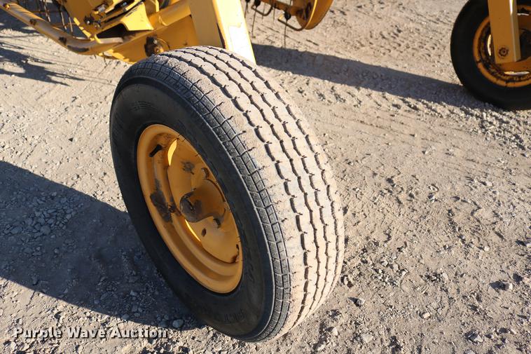 image for item EW9008 1995 Vermeer R23 hay rake