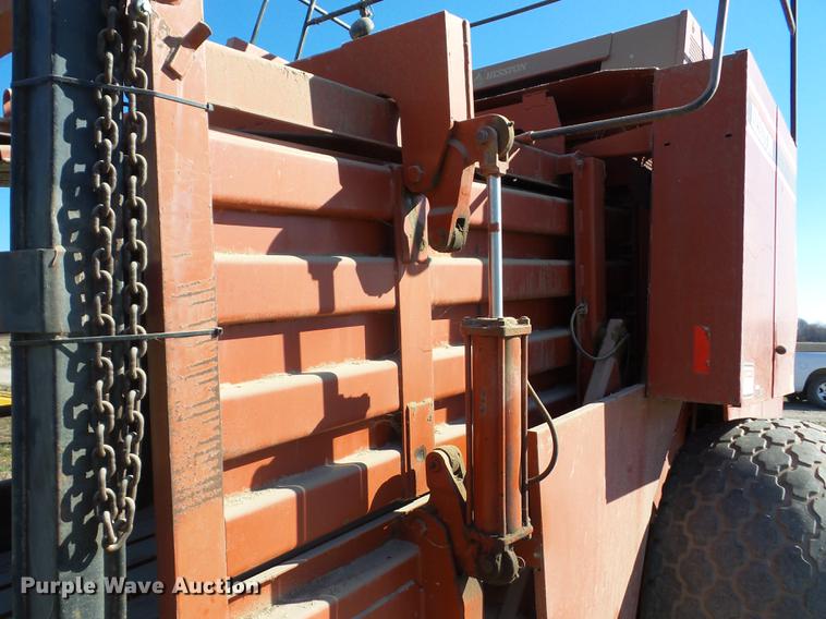 image for item H1556 1998 Hesston 4900 large square baler