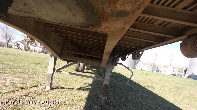 image for item AY9583 2001 Utility FS2CHA flatbed trailer