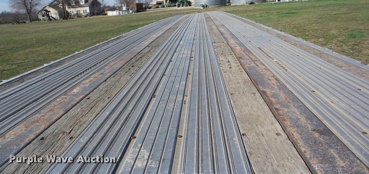 image for item AY9583 2001 Utility FS2CHA flatbed trailer