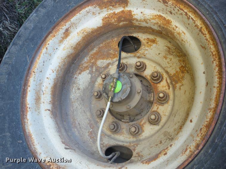 image for item AY9583 2001 Utility FS2CHA flatbed trailer