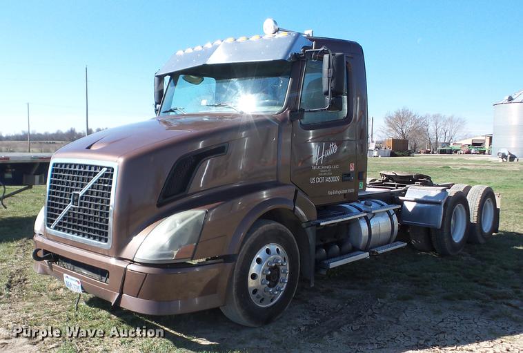 image for item AY9584 2004 Volvo VNL semi truck
