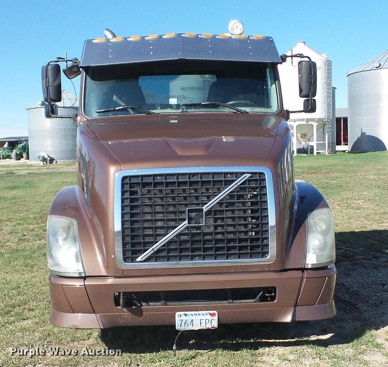 image for item AY9584 2004 Volvo VNL semi truck