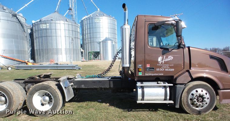 image for item AY9584 2004 Volvo VNL semi truck