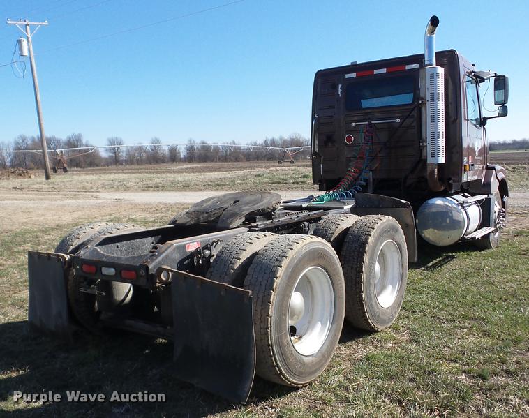 image for item AY9584 2004 Volvo VNL semi truck