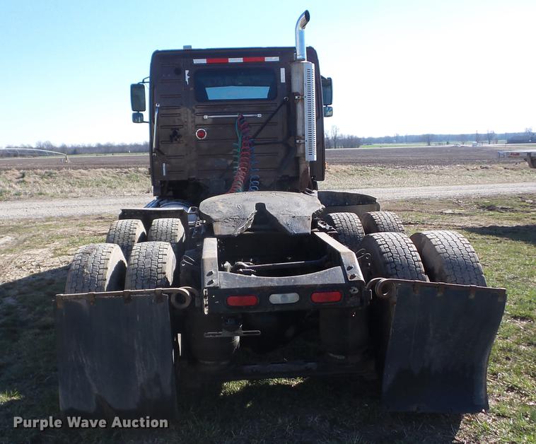 image for item AY9584 2004 Volvo VNL semi truck