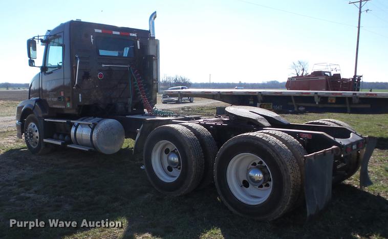 image for item AY9584 2004 Volvo VNL semi truck