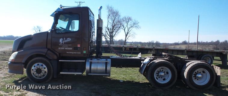 image for item AY9584 2004 Volvo VNL semi truck