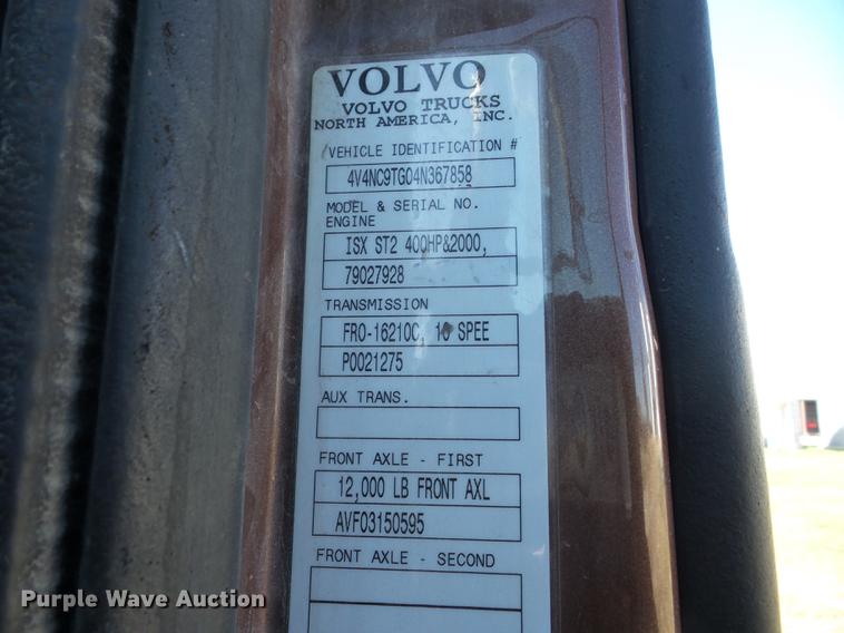 image for item AY9584 2004 Volvo VNL semi truck