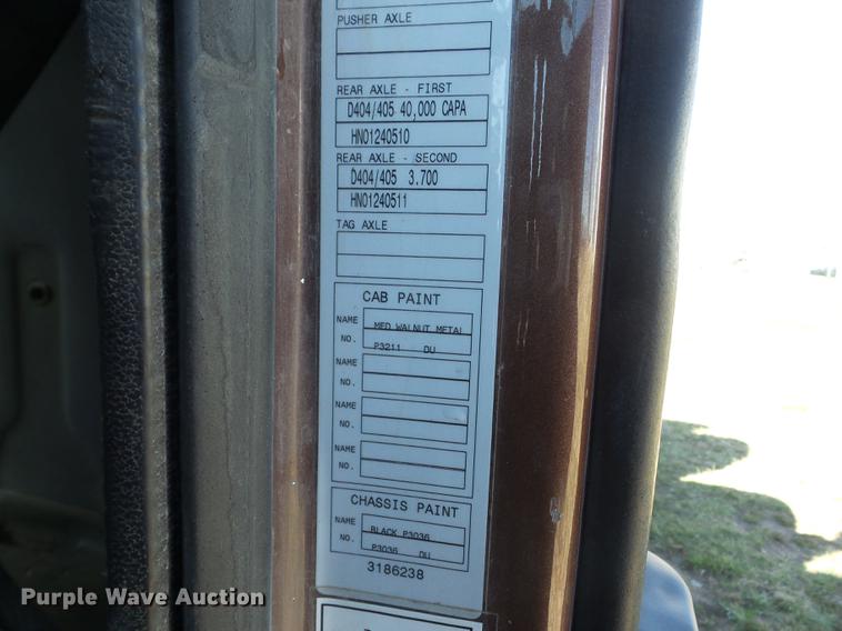 image for item AY9584 2004 Volvo VNL semi truck