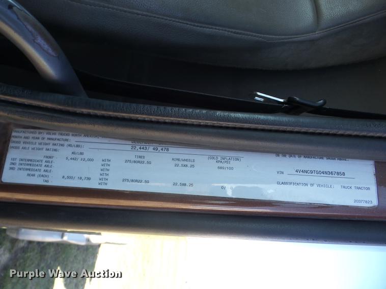 image for item AY9584 2004 Volvo VNL semi truck