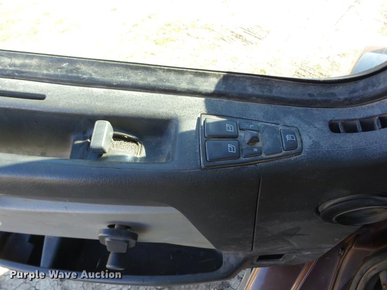 image for item AY9584 2004 Volvo VNL semi truck