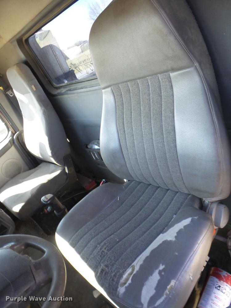 image for item AY9584 2004 Volvo VNL semi truck