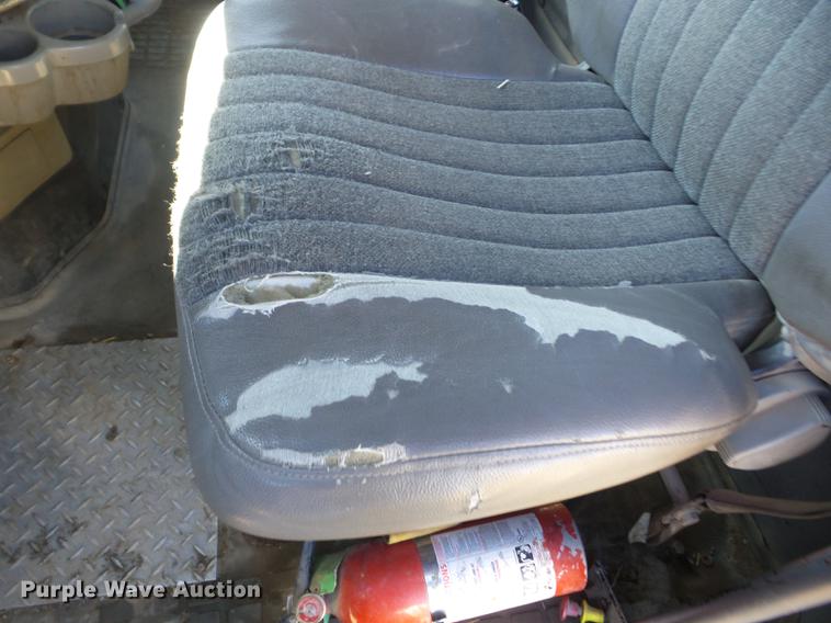 image for item AY9584 2004 Volvo VNL semi truck