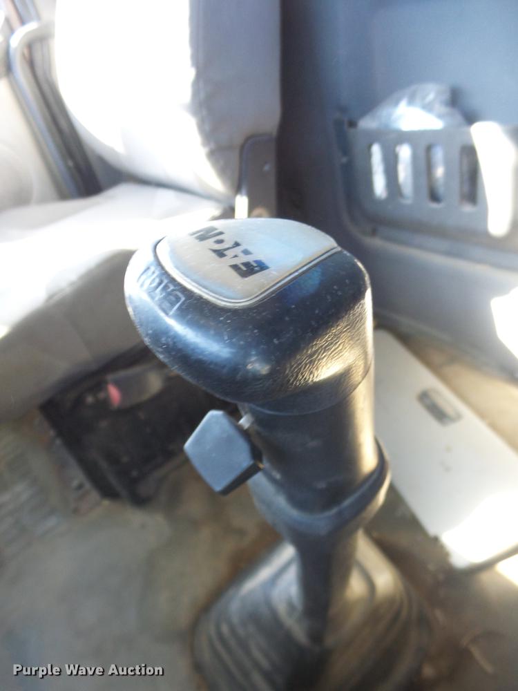 image for item AY9584 2004 Volvo VNL semi truck