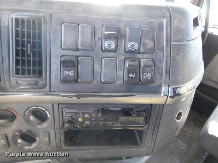 image for item AY9584 2004 Volvo VNL semi truck