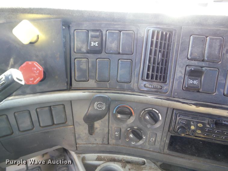 image for item AY9584 2004 Volvo VNL semi truck