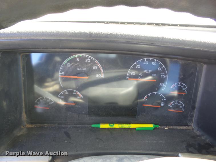 image for item AY9584 2004 Volvo VNL semi truck