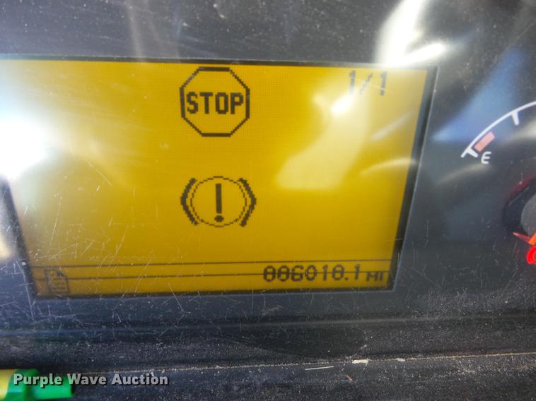 image for item AY9584 2004 Volvo VNL semi truck