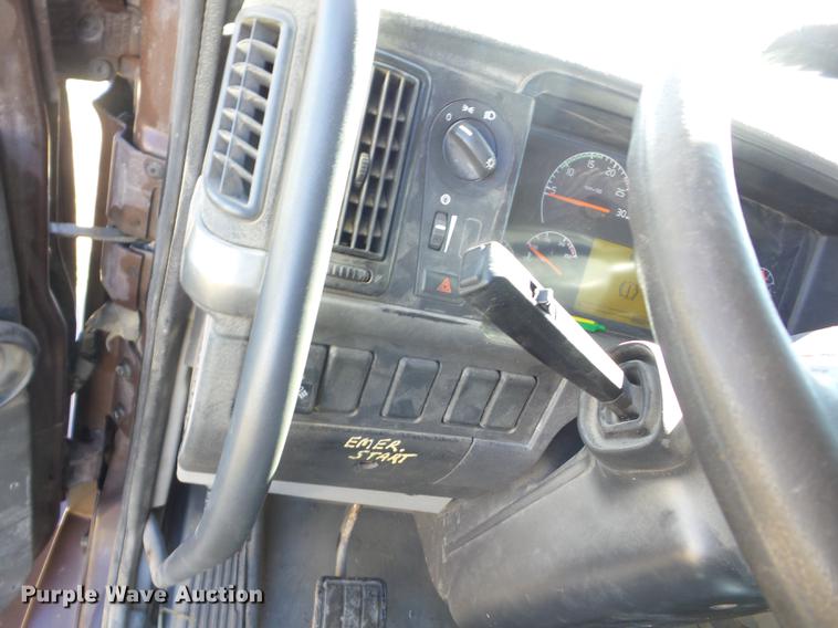 image for item AY9584 2004 Volvo VNL semi truck