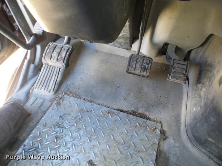 image for item AY9584 2004 Volvo VNL semi truck