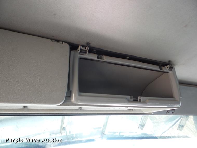 image for item AY9584 2004 Volvo VNL semi truck