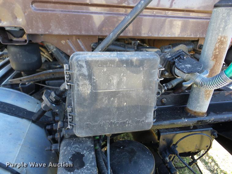 image for item AY9584 2004 Volvo VNL semi truck