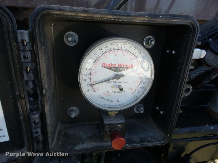 image for item AY9584 2004 Volvo VNL semi truck