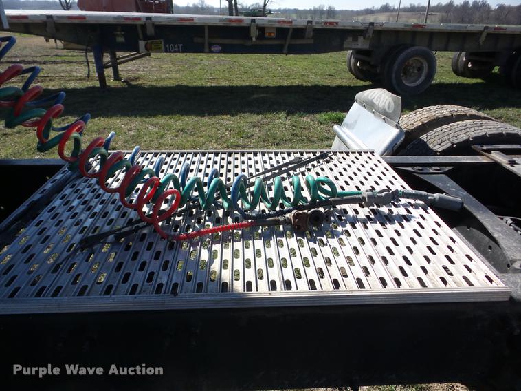 image for item AY9584 2004 Volvo VNL semi truck