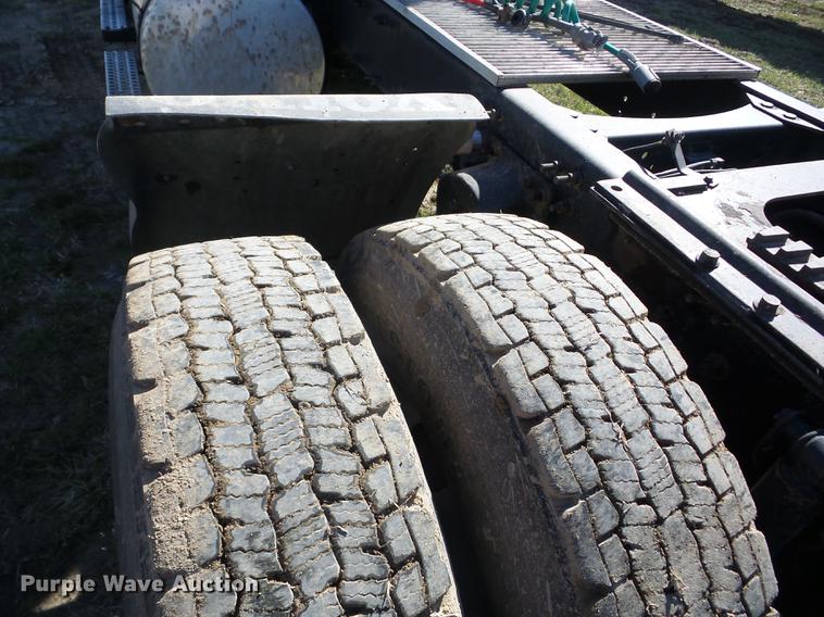 image for item AY9584 2004 Volvo VNL semi truck