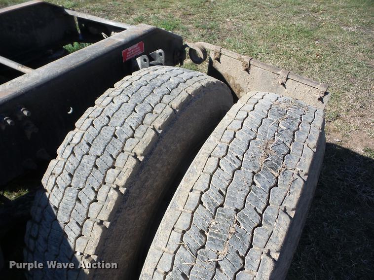 image for item AY9584 2004 Volvo VNL semi truck