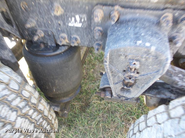 image for item AY9584 2004 Volvo VNL semi truck