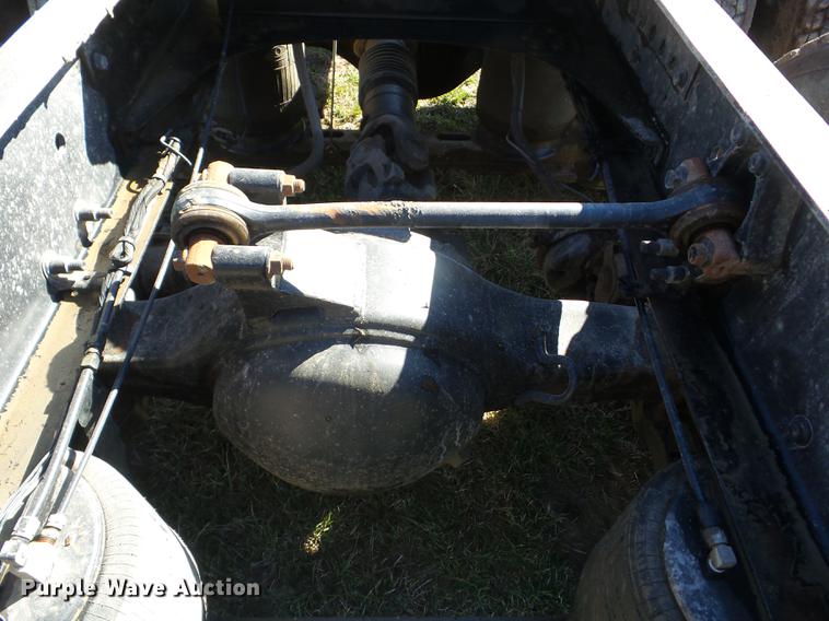 image for item AY9584 2004 Volvo VNL semi truck