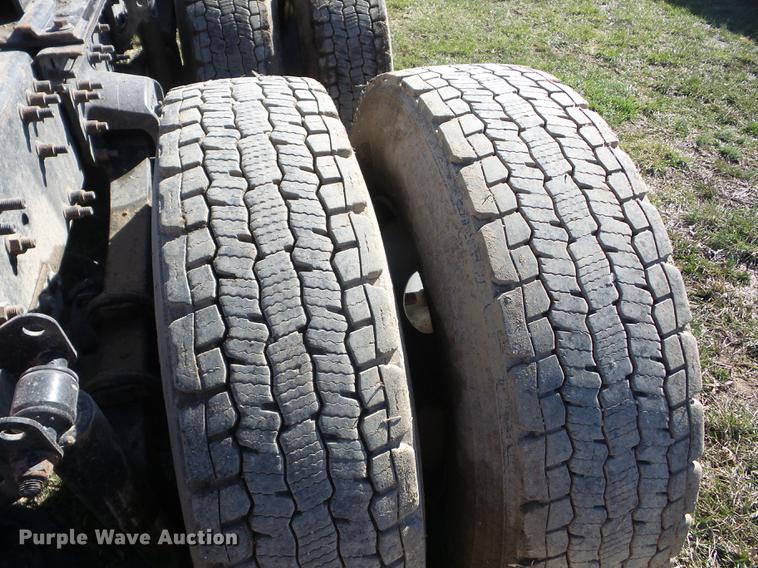 image for item AY9584 2004 Volvo VNL semi truck