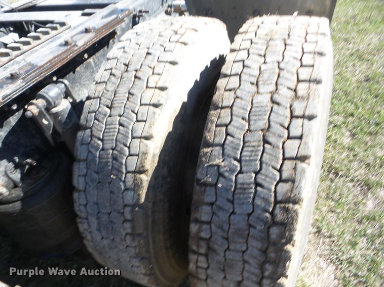 image for item AY9584 2004 Volvo VNL semi truck