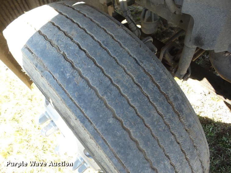 image for item AY9584 2004 Volvo VNL semi truck