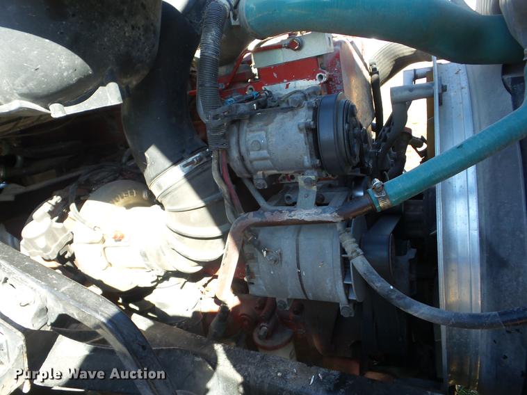 image for item AY9584 2004 Volvo VNL semi truck