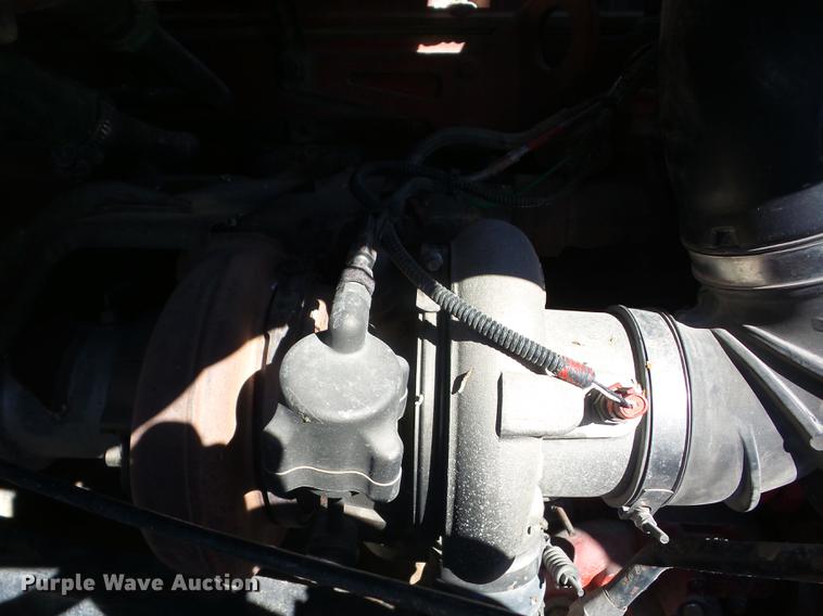 image for item AY9584 2004 Volvo VNL semi truck