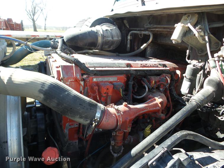 image for item AY9584 2004 Volvo VNL semi truck