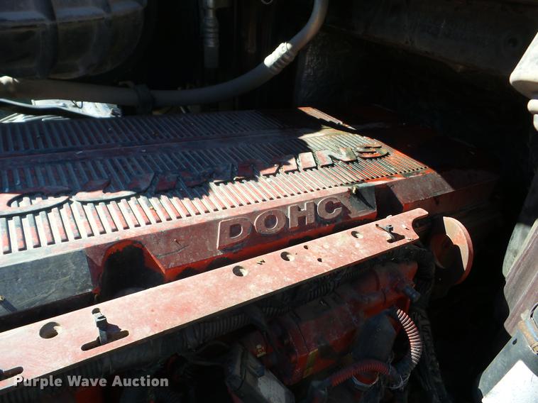 image for item AY9584 2004 Volvo VNL semi truck