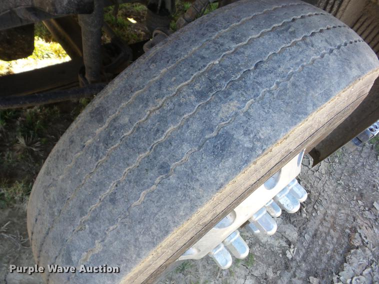 image for item AY9584 2004 Volvo VNL semi truck