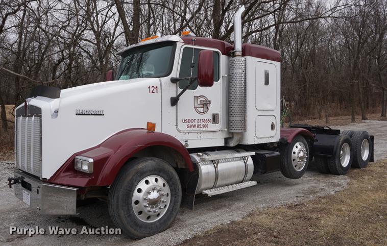image for item DB0343 2001 Kenworth T800 semi truck