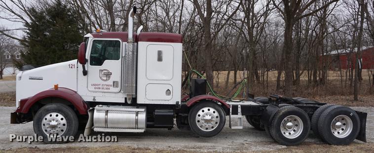 image for item DB0343 2001 Kenworth T800 semi truck