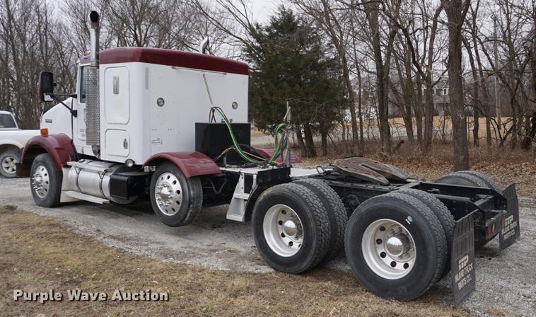 image for item DB0343 2001 Kenworth T800 semi truck
